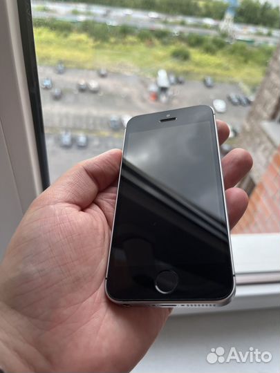 Телефон iPhone se 2016