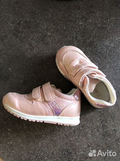 Продам обувь для девочки