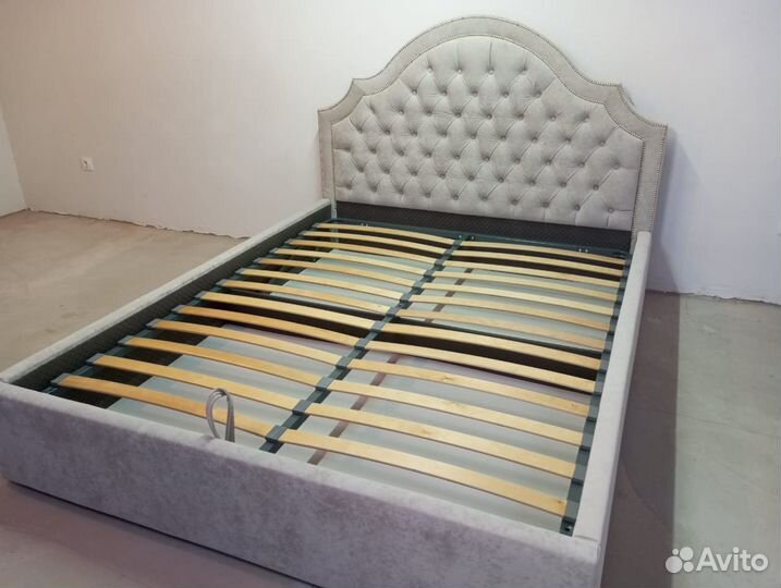Кровать двухспальная с подъемным механизмом