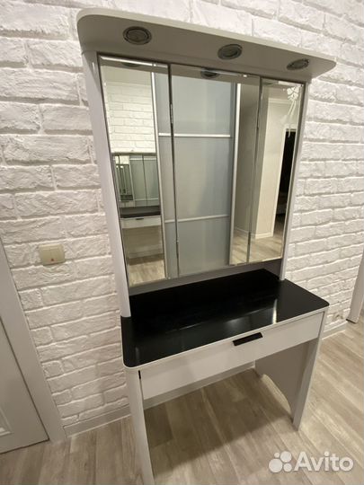 Туалетный столик с зеркалом и подсветкой