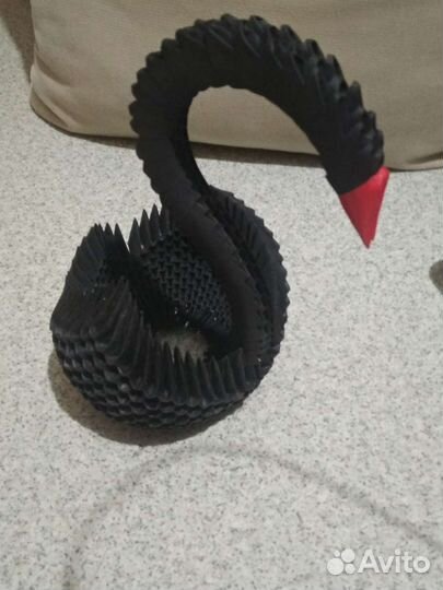 Черный лебедь из бумаги