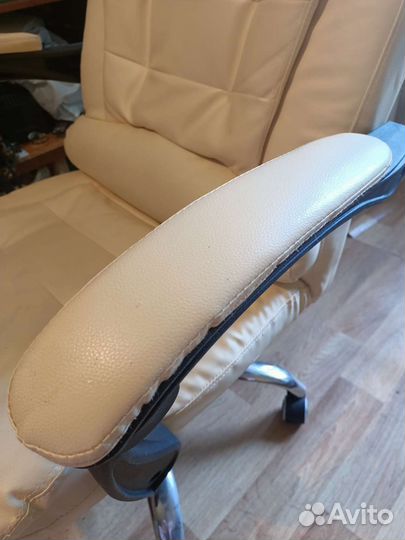 Офисное кожаное кресло