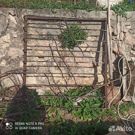 Металлическая решётка на окно