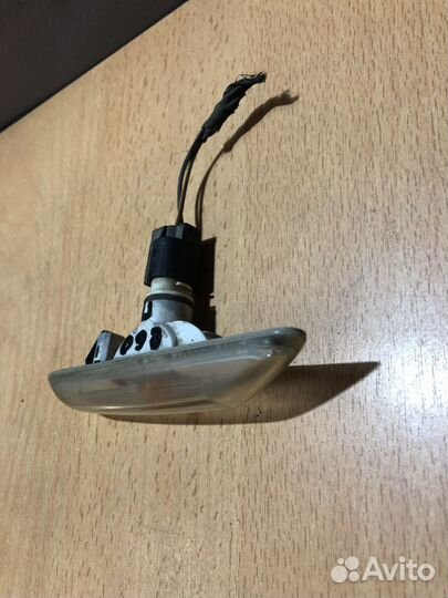 Поворотник правый BMW E60 дорест