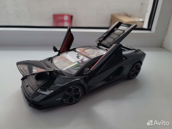 Lamborghini Countach 1:18