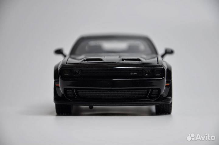 Модель автомобиля Dodge Challenger SRT металл