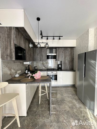 Кухня под потолок из мдф на заказ в Омске