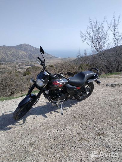 Bajaj Avenger 220 Street