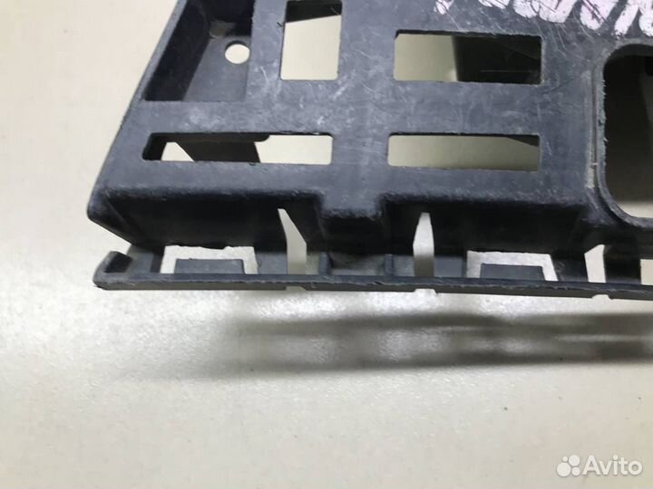 Кронштейн переднего бампера правый Skoda Fabia 5J