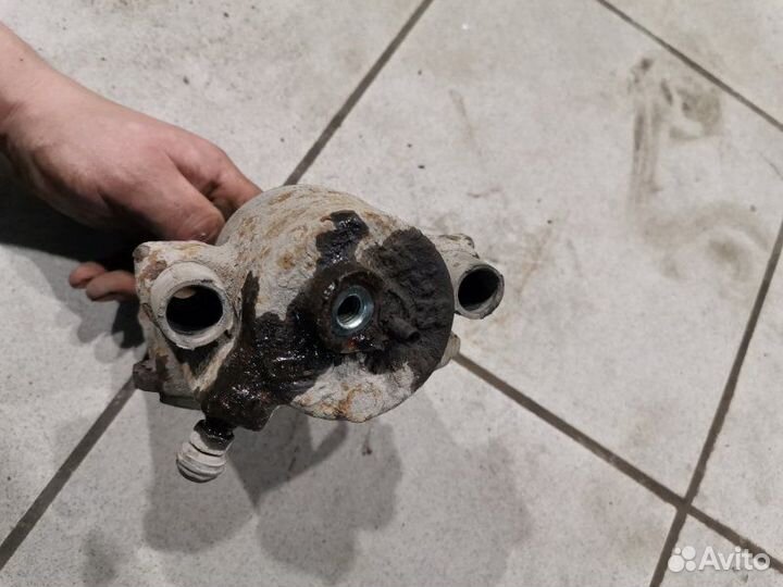 Суппорт передний правый Volkswagen Golf мк6 1.6