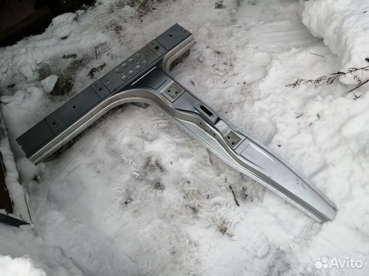 Стойка кузова центральная правая BMW X5 e53