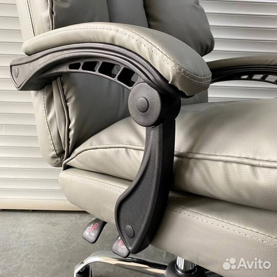 Офисное кресло руководителя