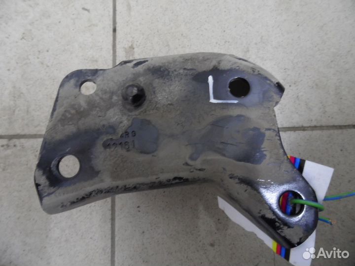 Кронштейн задней балки левый Renault Sandero 2014