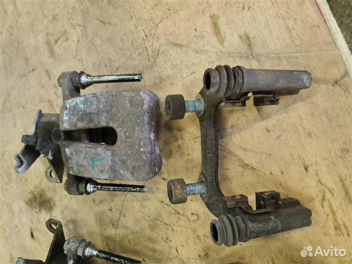 Суппорт тормозной задний Renault Fluence 2012