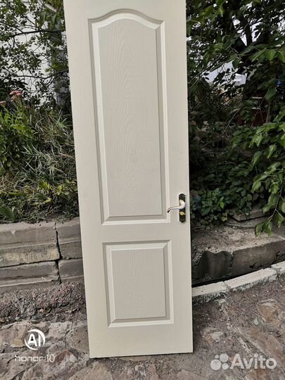 Дверь деревянная с ручкой-защелкой