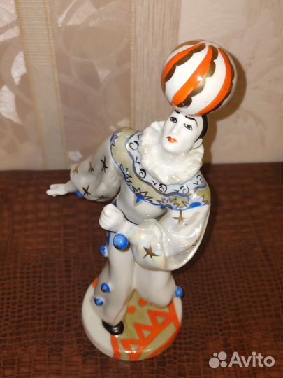 Статуэтка клоун с мячом