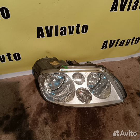 Фара правая Volkswagen Touran 1