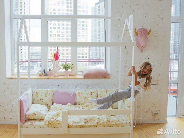 Кроватка из натурального дерева высокий борт домик