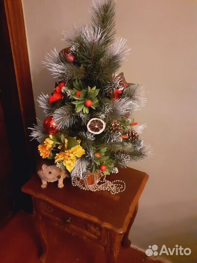 Заснеженная сосна с украшениями