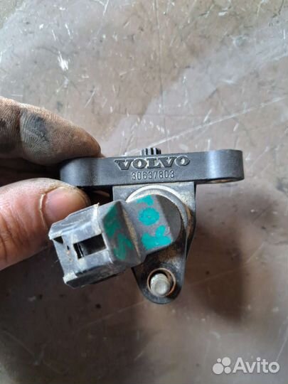 Датчик коленвала кронштейн Volvo S80