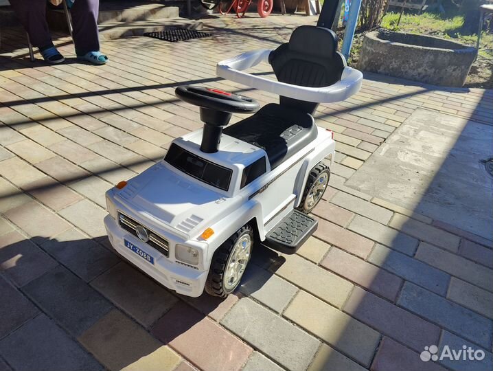 Машинка каталка толокар с ручкой