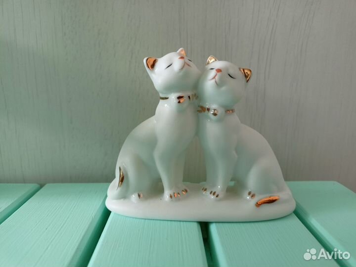 Фарфоровая статуэтка коты