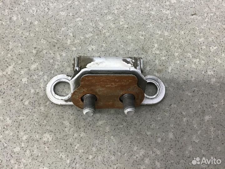 Петля двери багажника Toyota Land Cruiser (200) 20