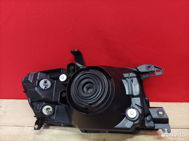 Фара левая Mitsubishi Pajero 3 2000-2006