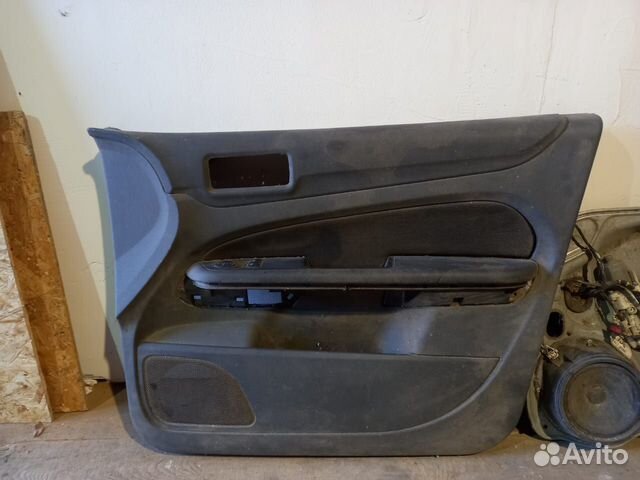 Обшивка двери передняя правая Ford Focus 2