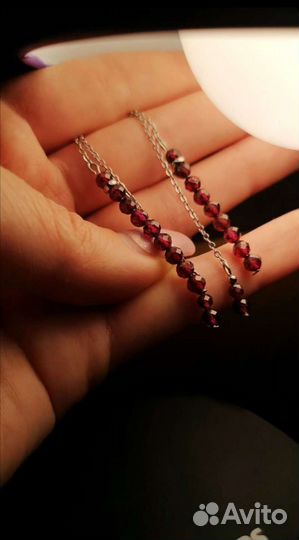 Длинные серьги гвоздики с гранатом