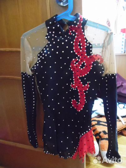 Купальники и предметы для художественной гимнастик