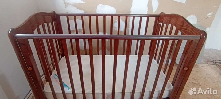 Детская кроватка с маятником