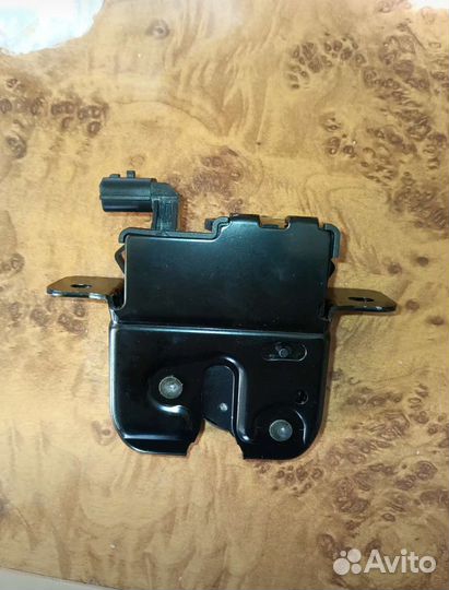 Замок двери багажника Рено Дастер1