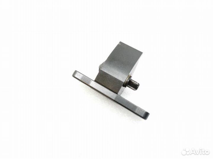 Петля двери передняя правая Mercedes-Benz