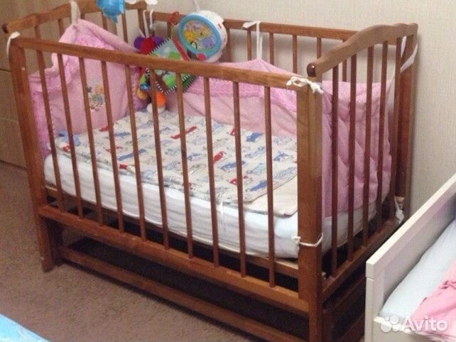 Детская кроватка с маятником