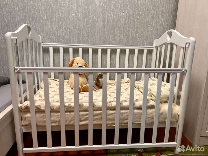 Детская кроватка с маятником и ящиком