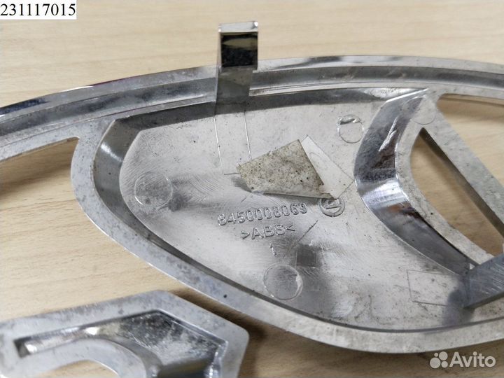 Эмблема на решетку радиатора LADA Vesta X-RAY