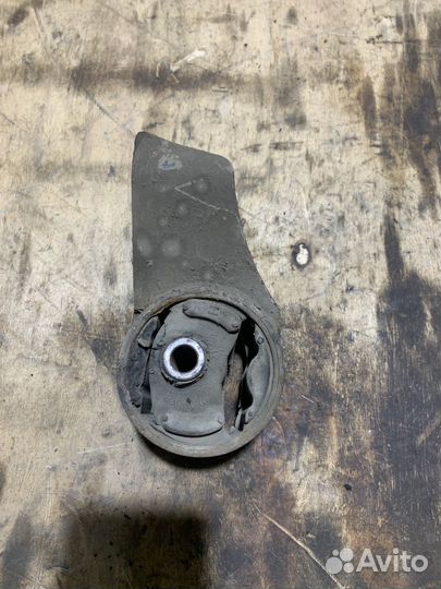 Подушка двигателя правая Mazda Xedos 6