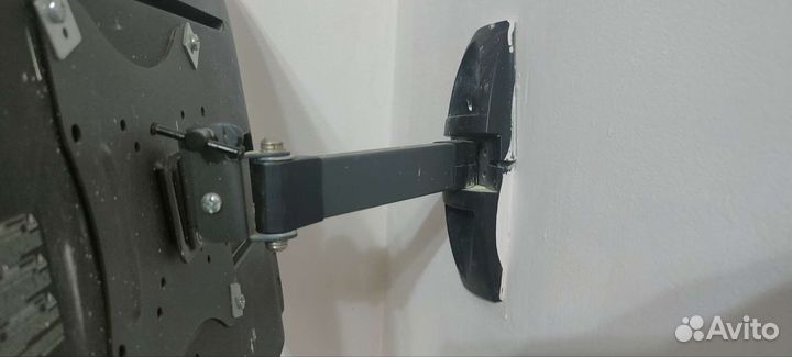 Телевизор с кронштейном