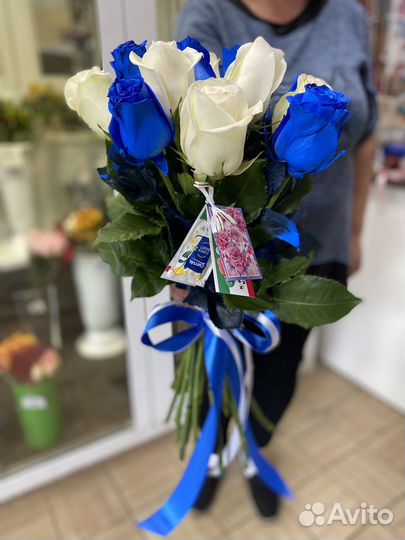 17 роз (белые + синие)