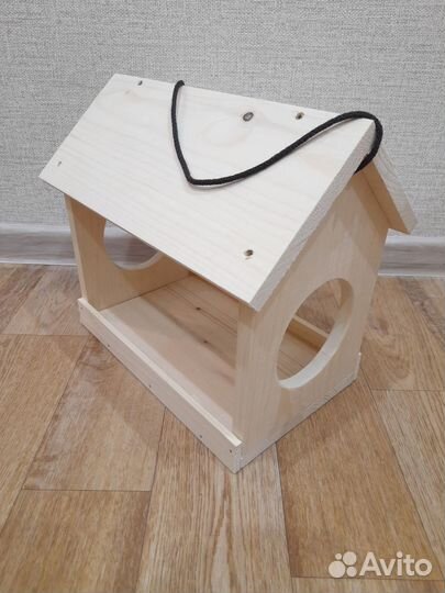 Кормушка и скворечник для птиц