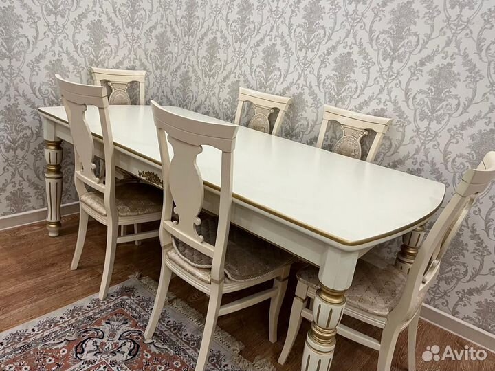 Стол и стулья