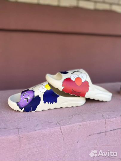 Тапочки adidas yeezy slide x Kaws