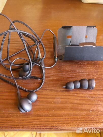 Наушники проводные AKG с микрофоном