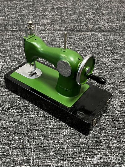 Детская швейная машинка