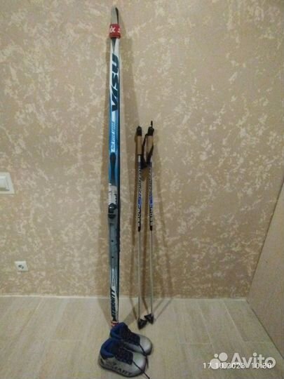 Лыжные ботинки, палки и лыжи