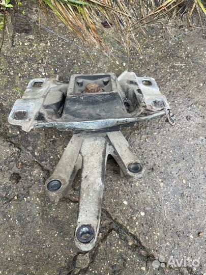 Опора МКПП Ford Focus 2 с кронштейном
