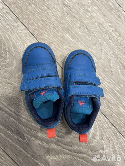 Кроссовки adidas 22