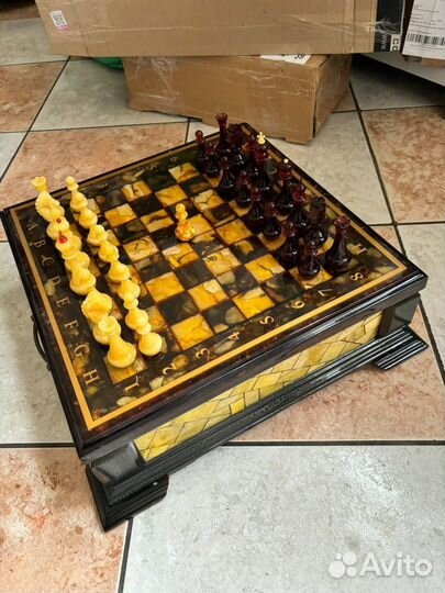 Шахматы ручной работы с янтарём