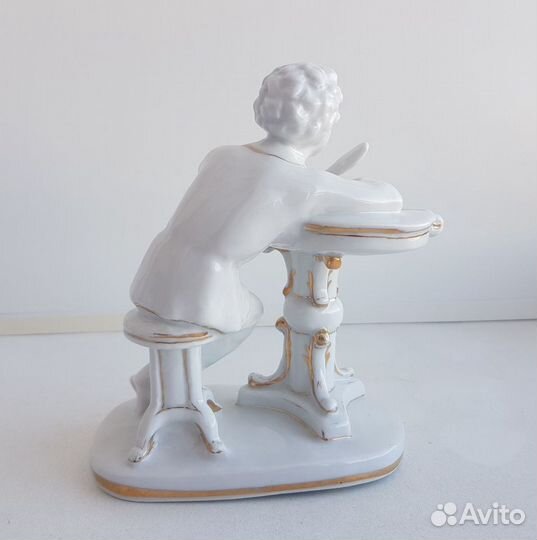 Статуэтка юный пушкин за столом. лфз. СССР